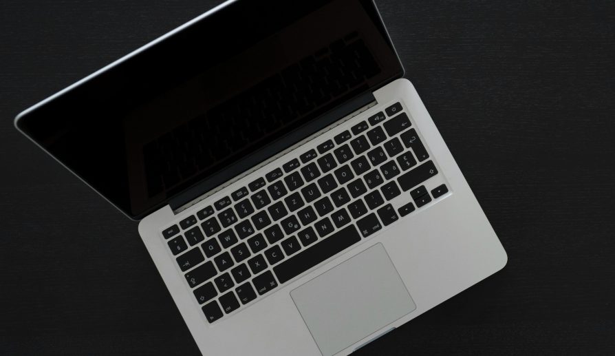 Accesorios esenciales para tu laptop y cómo comprarlos online