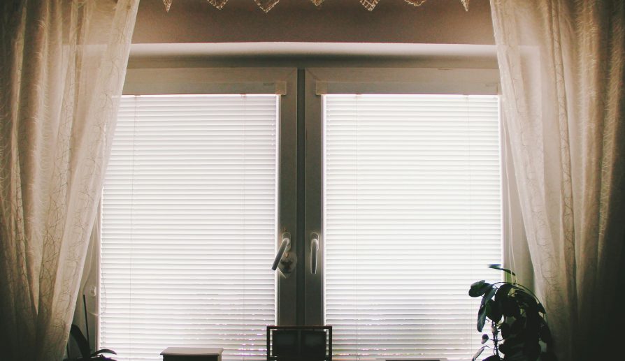 Cortinas y persianas para el hogar.