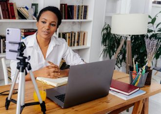 Estanterías de escritorio para un mejor orden en tu computadora