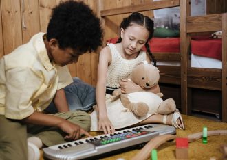 Instrumentos musicales de juguete para niños: pianos, guitarras, xilófonos y tambores