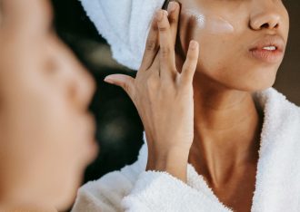 Sérums faciales con los mejores ingredientes para una piel radiante: Guía de compra y envío a República Dominicana con Aeropaq